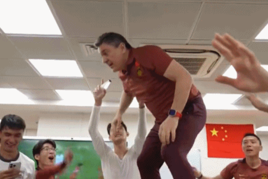 星空体育-球员起哄！安东尼奥罕见失控，站桌上跳旋转舞，球迷：想起陈戌源