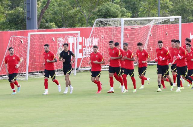 星空体育官方网站-国足开练冲刺12强赛 八字方针：安全回归、全力抢分