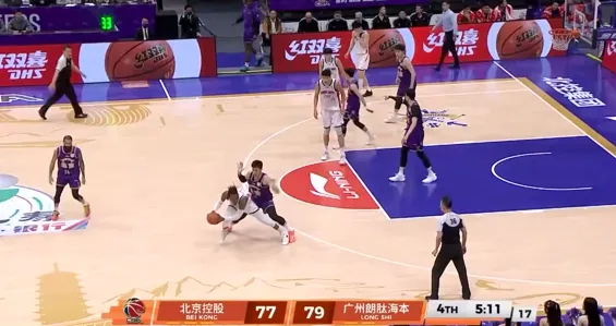 星空体育-邹雨宸连续两回合被吹罚犯规，领到个人第5犯被罚出场